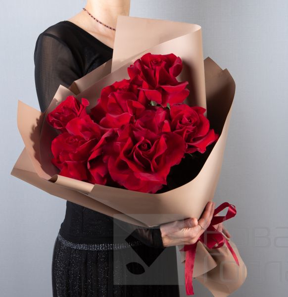 Букет 7 красных французских роз Пантера