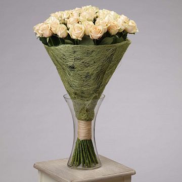 Букет 51 кремовая роза 50 см в вазе