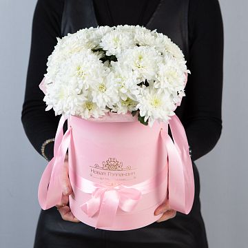 7 Белых хризантем в розовой шляпной коробке №78 7 Белых хризантем в розовой шляпной коробке №78