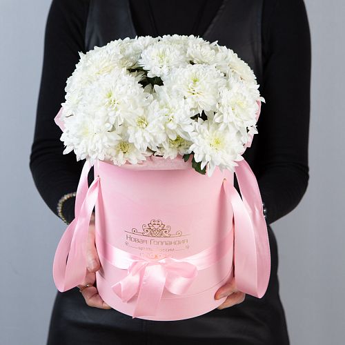 7 Белых хризантем в розовой шляпной коробке 