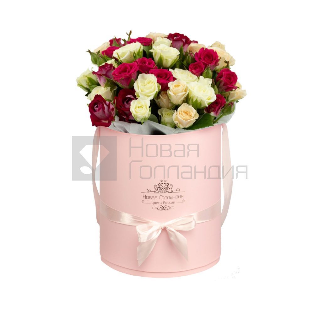 Кустовые розы в маленькой розовой шляпной коробке №571