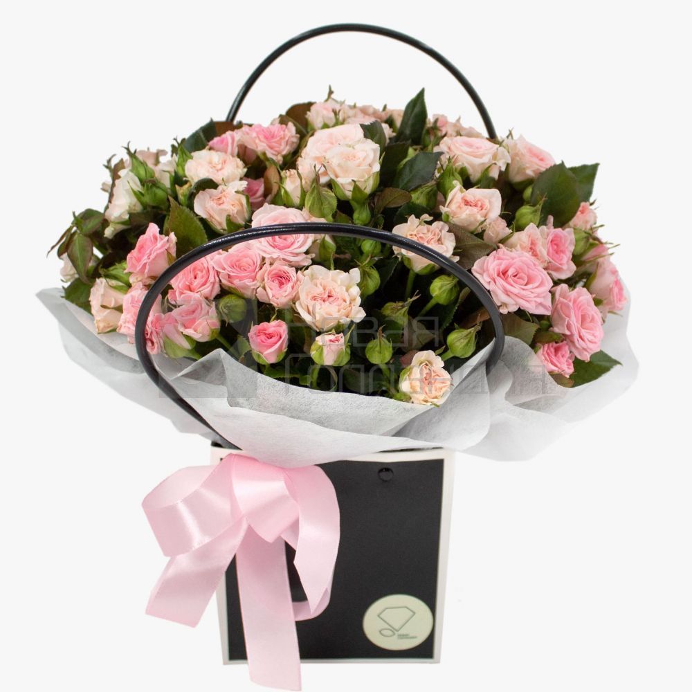 15 нежно-розовых кустовых роз в сумочке