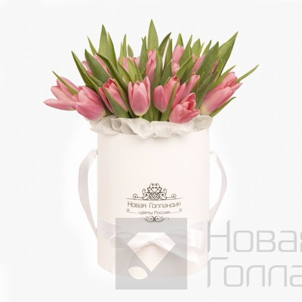 35 розовых тюльпанов в белой шляпной коробке №215