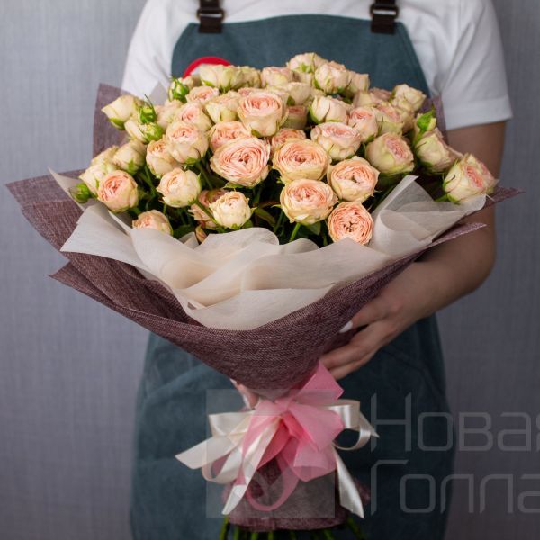 Букет 15 светлых кустовых пионовидных роз 50 см