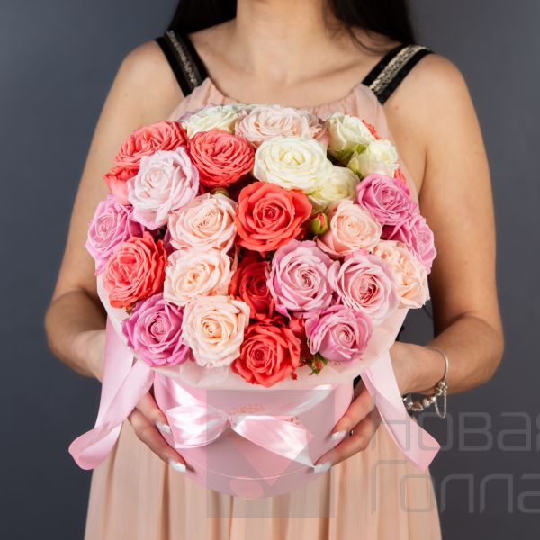 Пионовидные кустовые розы микс в розовой шляпной коробке №741