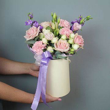 Композиция Оазис цветов в бежевой шляпной коробке Композиция Оазис цветов в бежевой шляпной коробке