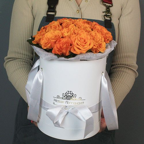 25 оранжевых роз в белой шляпной коробке 