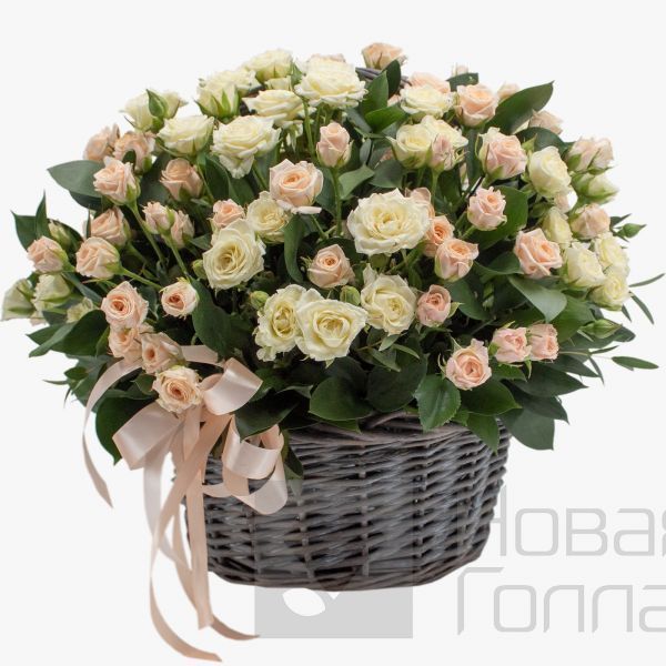 25 кремово-белых кустовых роз в корзине