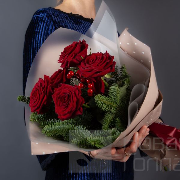 Букет новогоднее настроение из красных роз размер S
