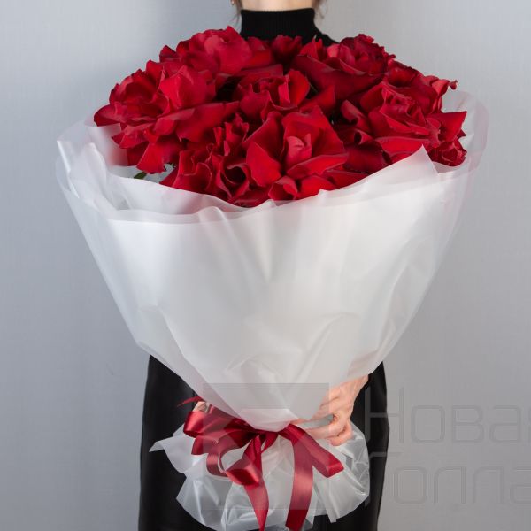 Букет 15 французских красных роз в упаковке 