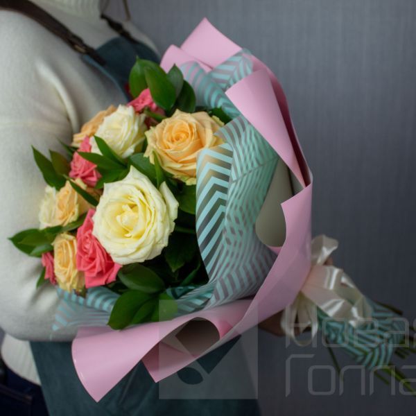 Букет 11 разноцветных роз С 8 марта
