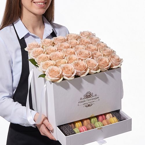 35 нюдовых роз в большой белой коробке шкатулке с макарунсами 