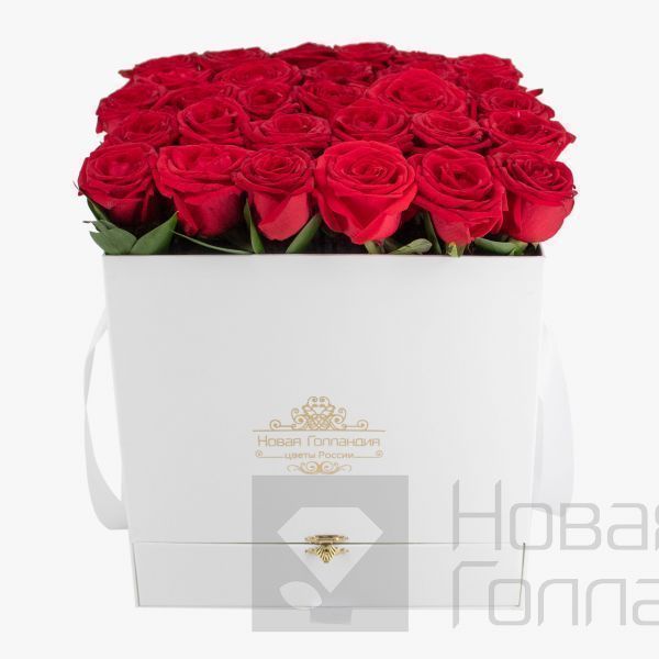 29 красных роз в большой белой коробке шкатулке с макарунсами LUX
