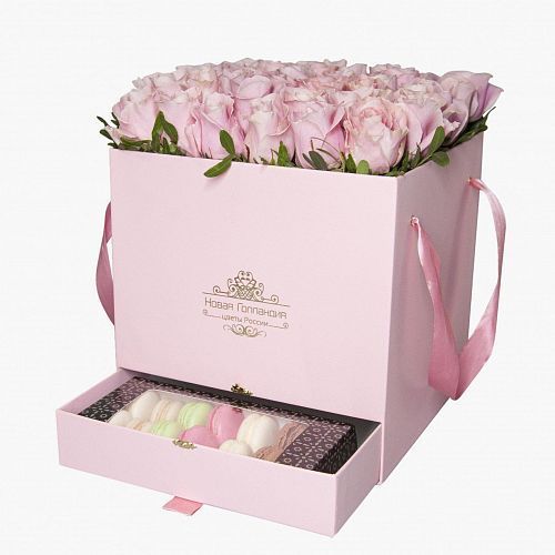 35 нежно-розовых роз в большой розовой коробке шкатулке с макарунсами 