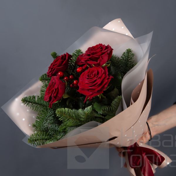 Букет новогоднее настроение из красных роз размер S