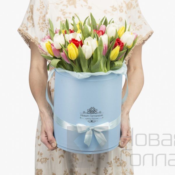 59 тюльпанов микс в большой голубой шляпной коробке №519