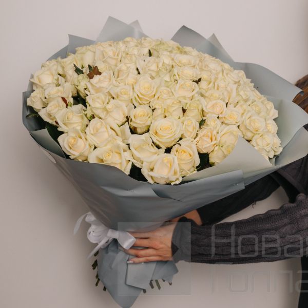 Букет 101 белая роза 50см в упаковке
