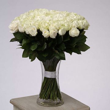 303 белые розы 50 см в 3 вазах