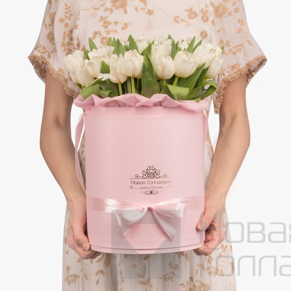 59 белых тюльпанов в большой розовой шляпной коробке №507