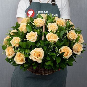 25 кремовых роз в корзине LUX