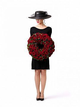 Траурный венок красный