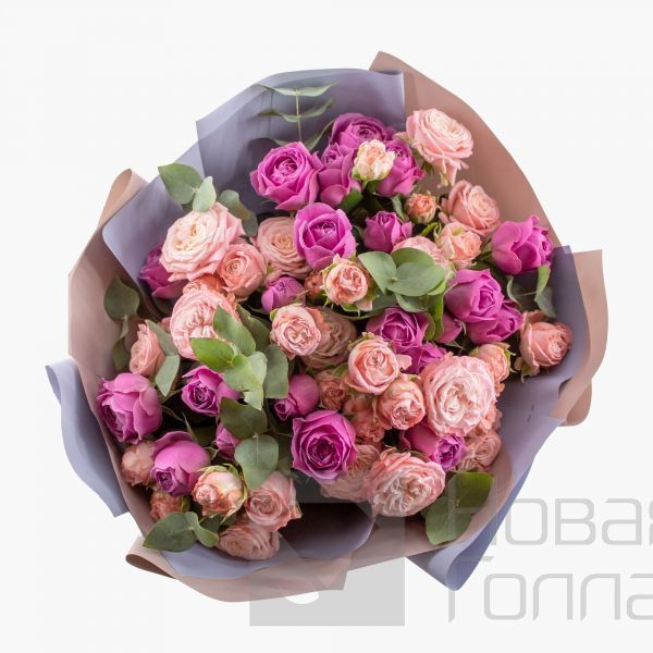 Букет 15 пионовидных кустовых роз микс с эвкалиптом 40 см