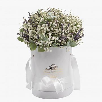 Гипсофила и лаванда в белой шляпной коробке