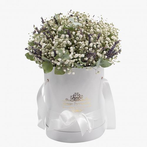 Гипсофила и лаванда в белой шляпной коробке