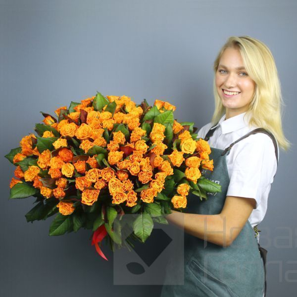 Букет 101 оранжевая роза 50 см Россия