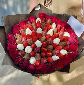 Букет из клубники в шоколаде и розами