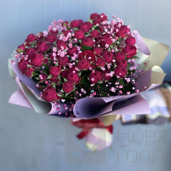 Букет 15 красных кустовых пионовидных роз с гипсофилой