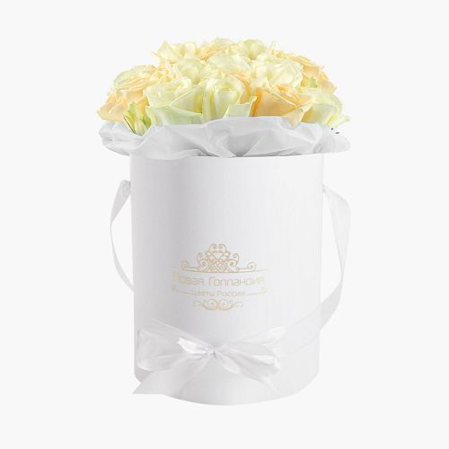 15 кремово-белых роз в маленькой белой коробке 