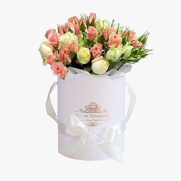 Ассорти из кустовых роз в маленькой белой шляпной №710 Ассорти из кустовых роз в маленькой белой шляпной №710