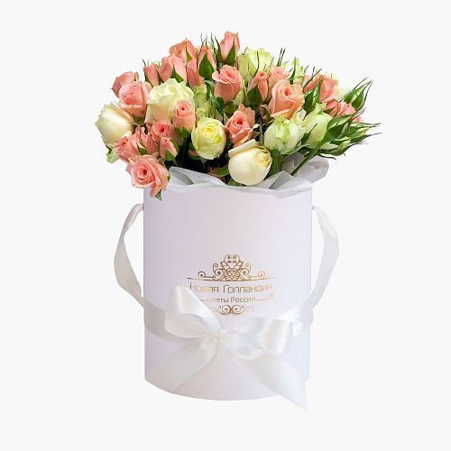 Ассорти из кустовых роз в маленькой белой шляпной 