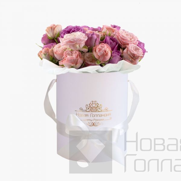 Пионовидные кустовые розы микс в белой шляпной коробке №740