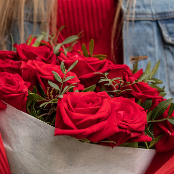 Букет 15 красных роз с декором