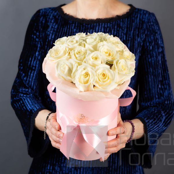 15 белых роз в маленькой розовой шляпной коробке №196