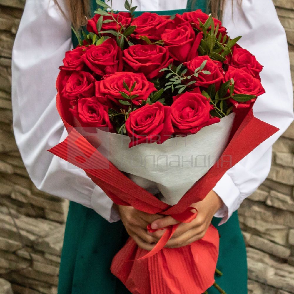 Купить букет из 15 алых роз с декором круглосуточно