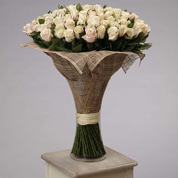 Букет 101 нюдовая роза 60 см в вазе