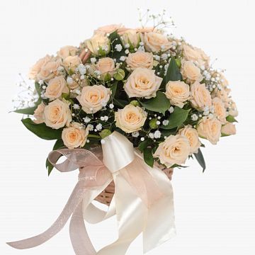 Кремовая кустовая роза в корзине Кремовая кустовая роза в корзине