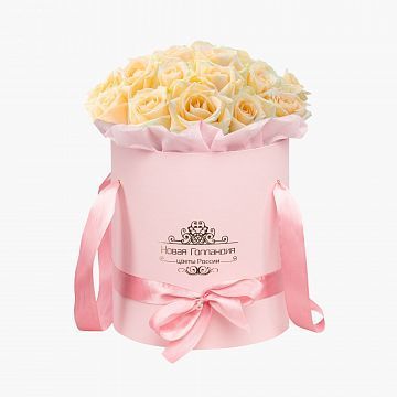 25 кремовых роз в розовой шляпной коробке №233 25 кремовых роз в розовой шляпной коробке №233