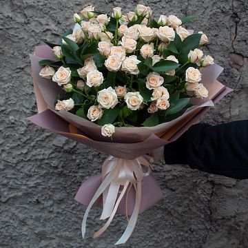 Букет 15 кремовых кустовых роз Букет 15 кремовых кустовых роз