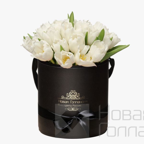 35 белых тюльпанов в черной шляпной коробке №105