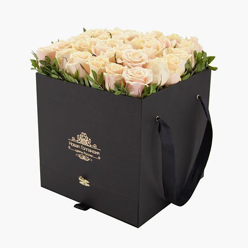 35 нюдовых роз в большой черной коробке шкатулке с макарунсами 