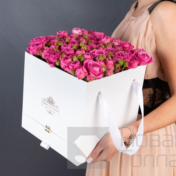 Белая коробка-шкатулка с розовой кустовой пионовидной розой №625