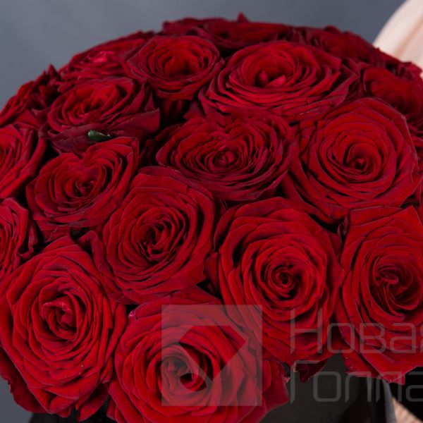 25 красных роз в черной шляпной коробке №49