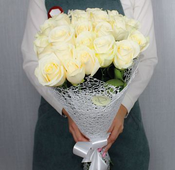 21 белая роза Эквадор 60 см.