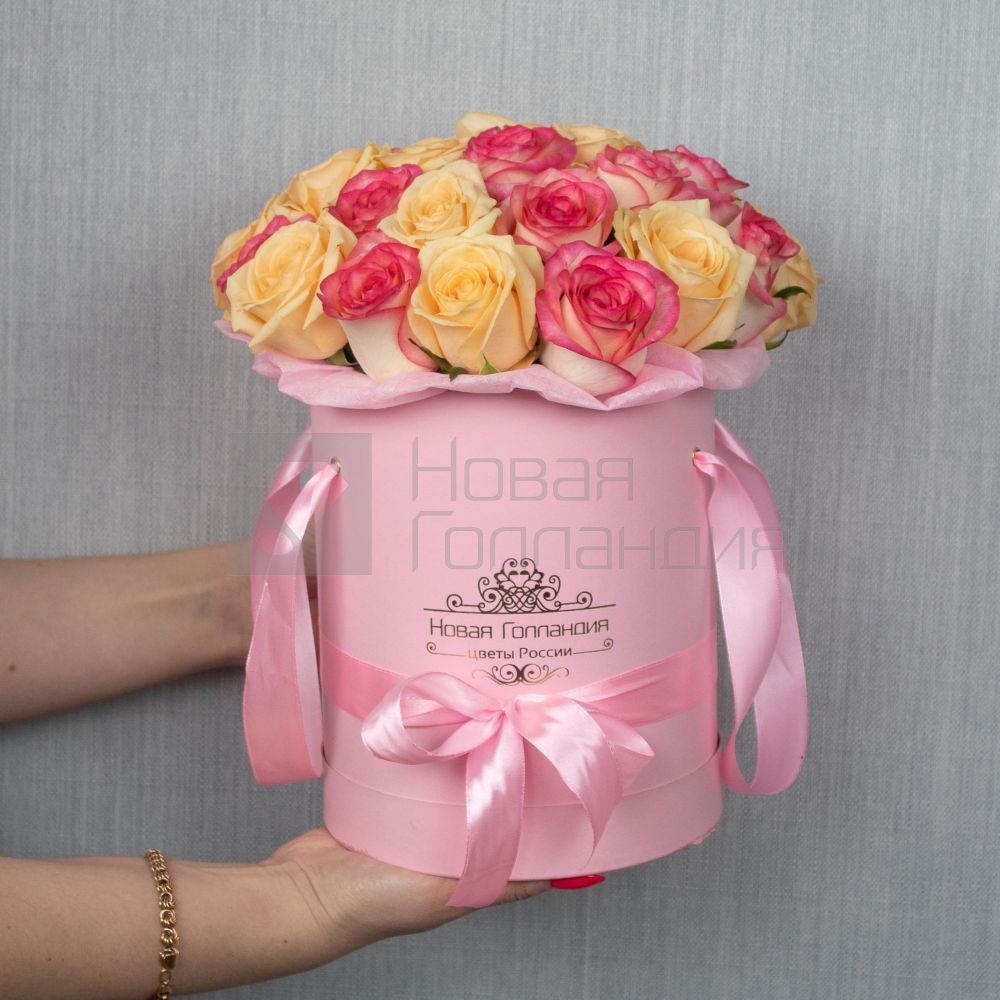 25 кремовых и розовых роз в розовой шляпной коробке LUX