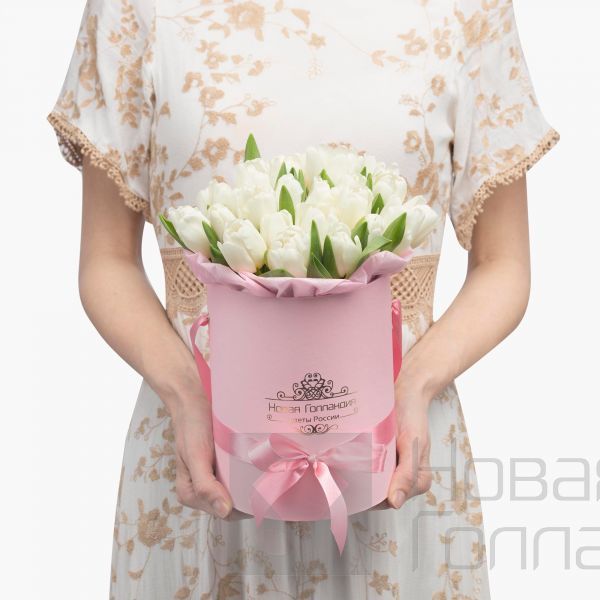 25 белых тюльпанов в розовой маленькой шляпной коробке №521