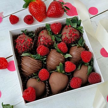 Клубника в шоколаде с малиной